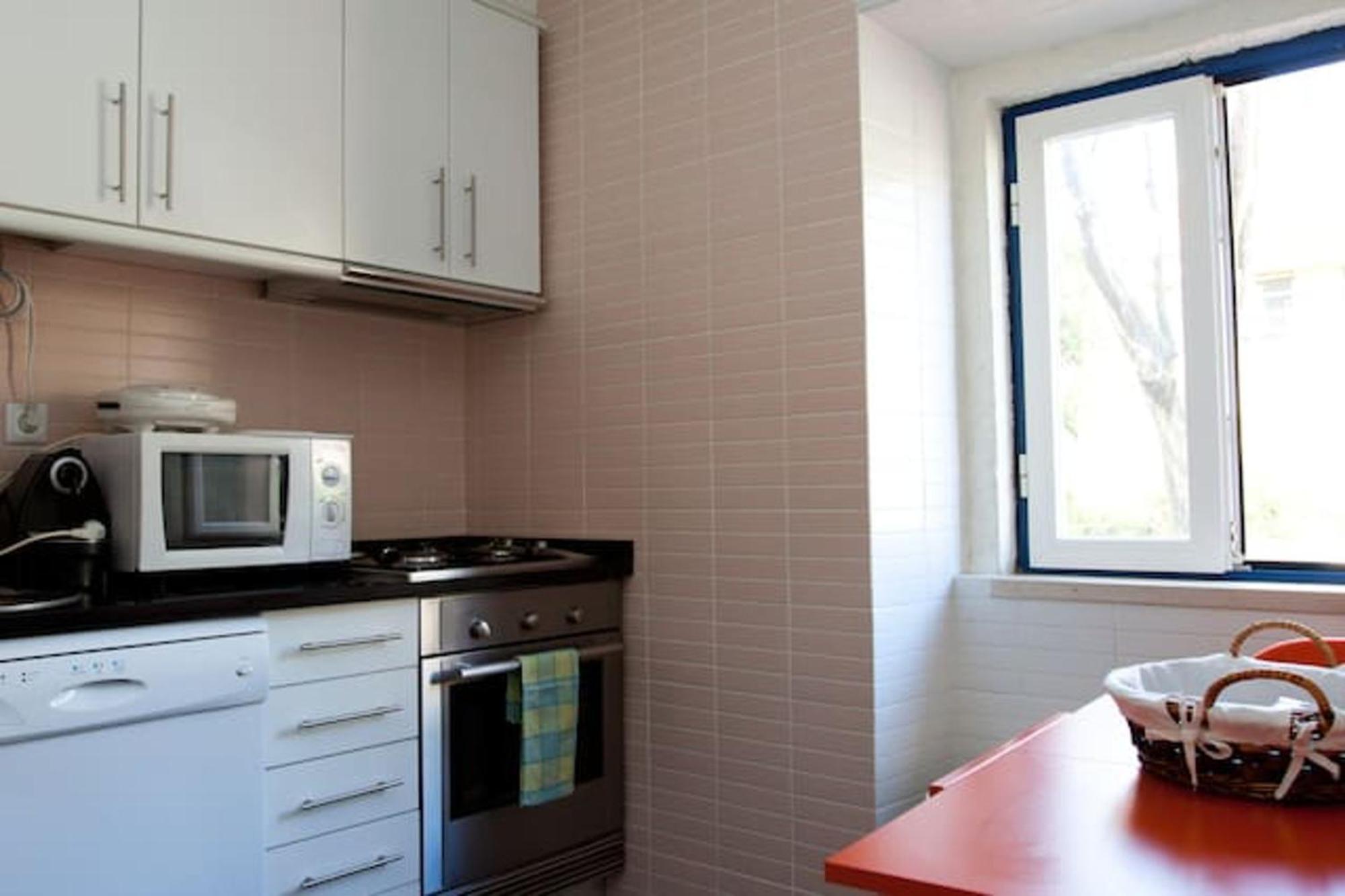 Bright In Lisbon, 70 Sqm Near Center Apartment
